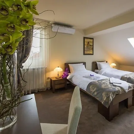 Garni Lux فندق كراغوييفاك